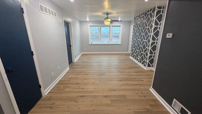 Building Photo - 5618 Phillips Ave