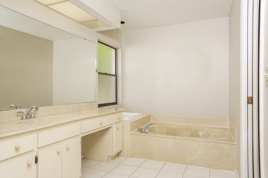 Building Photo - 2479 Wood Oak Dr