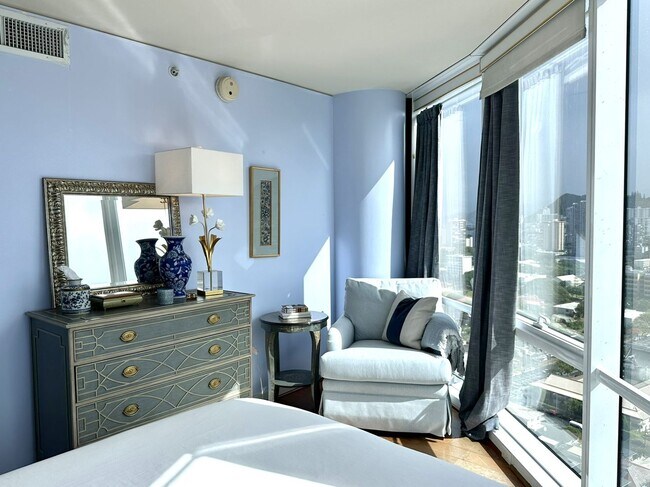 Building Photo - Moana Pacific East Tower 3BR/2BA/2PK