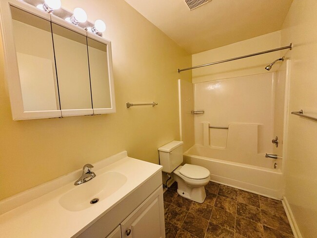 Building Photo - 208 Pheasant Run Dr