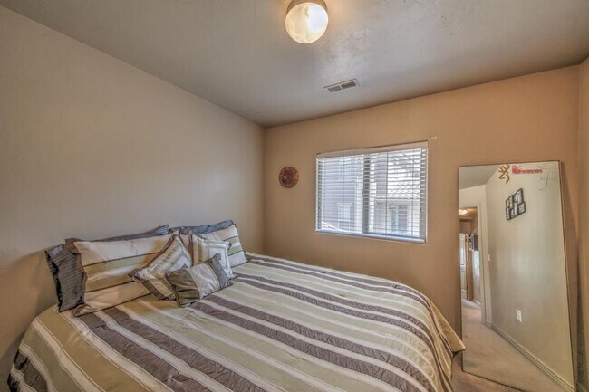 Building Photo - Beautiful townhome near little valley