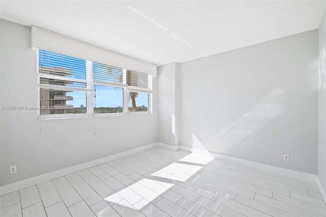 Building Photo - 2475 Brickell Ave