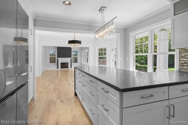 Building Photo - 2120 Buckingham Ave