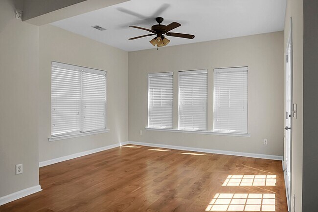 Building Photo - Comfortable Living, 4 BR 2.5 BA Home, Two Car Garage