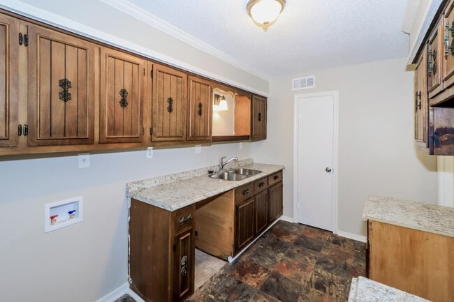 Building Photo - 4395 Kerwin Dr
