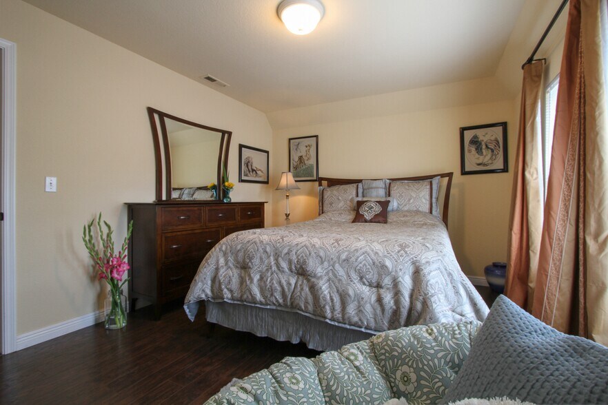 Guest bedroom - 538 A St