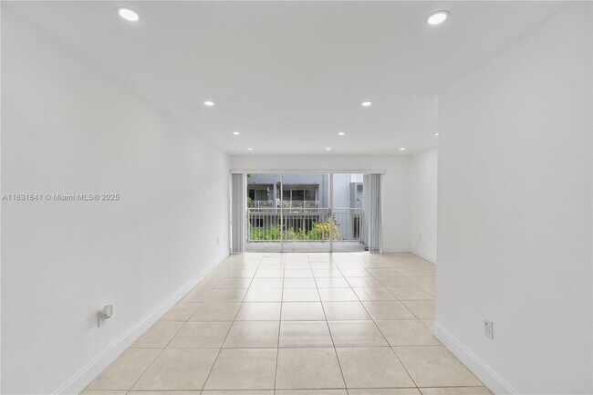 Building Photo - 9373 Fontainebleau Blvd