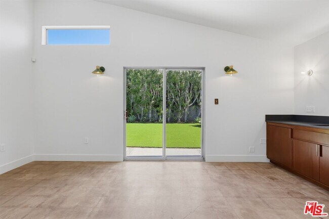 Building Photo - 444 S Windsor Blvd