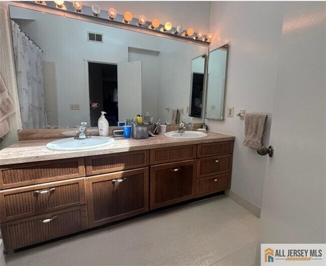 Building Photo - 514 Sayre Dr