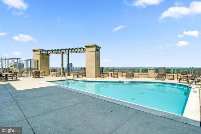 Building Photo - 8220 Crestwood Heights Dr