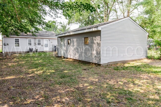 Building Photo - 2 Bedroom / 1 Bathroom GEM! | Near Offutt ...