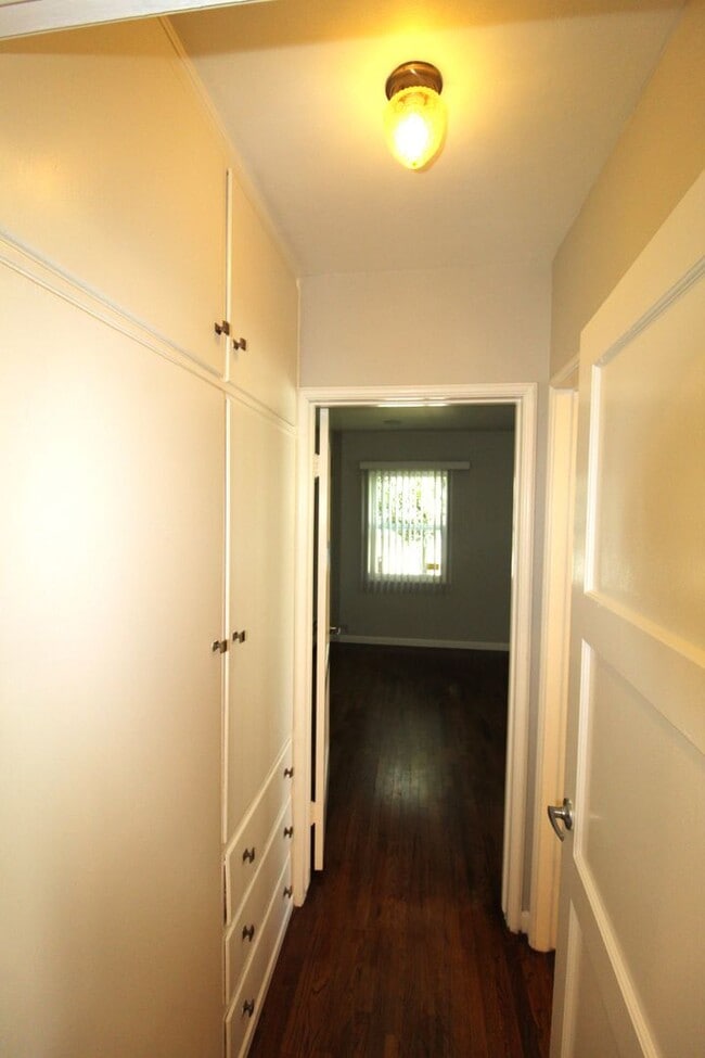 Building Photo - Quaint Midtown Ventura Duplex w/Many Upgra...