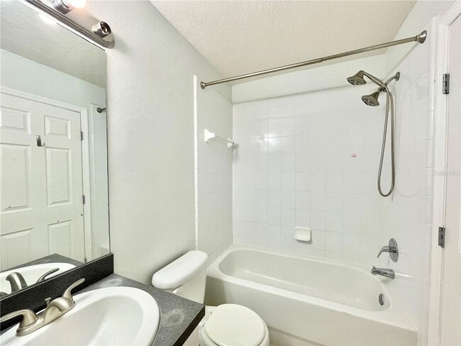 Building Photo - Beautiful 3BR/2.5BA Corner Townhome in Hai...