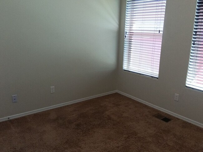 Building Photo - 4 Bedroom, 3 Bathroom! Lovely Home!