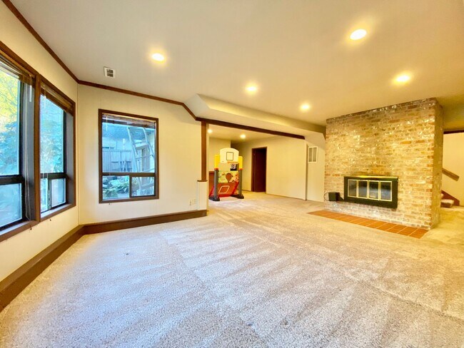 Building Photo - Spacious Somerset Home on a Large Flat Lot