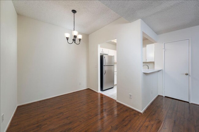 Building Photo - GREAT CONDO CLOSE TO VALENCIA MALL!