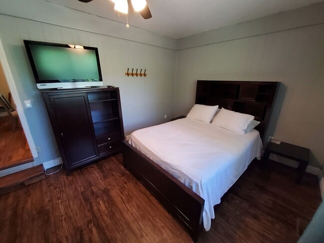 Building Photo - Sevierville 37862 - Showings begin July 11, 2026 - Fully Furnished! Long term or 3 Month Lease Co...