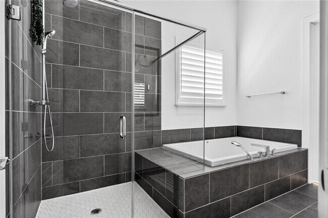 Building Photo - 6105 Florencia Ln