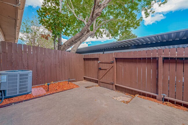 Building Photo - 7700 Creekbend Dr