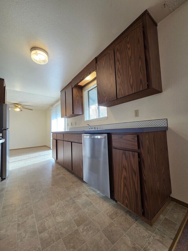 Building Photo - Spacious home with fully fenced yard!