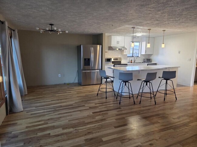 Building Photo - 921 Pasque Dr