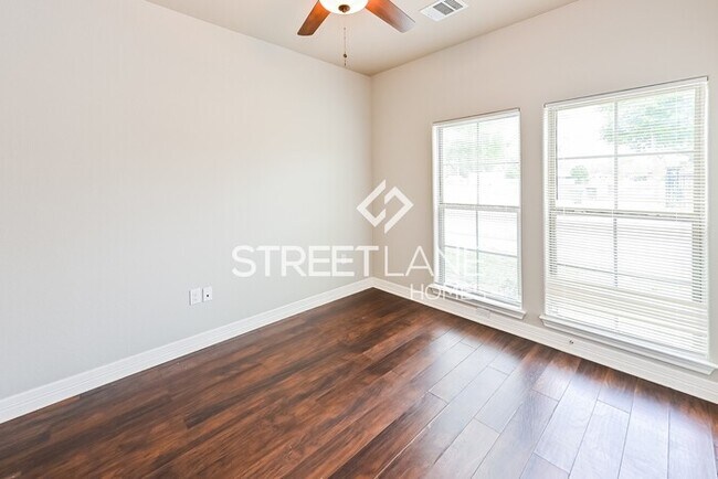 Building Photo - Beautiful Open Concept 2 Bedroom