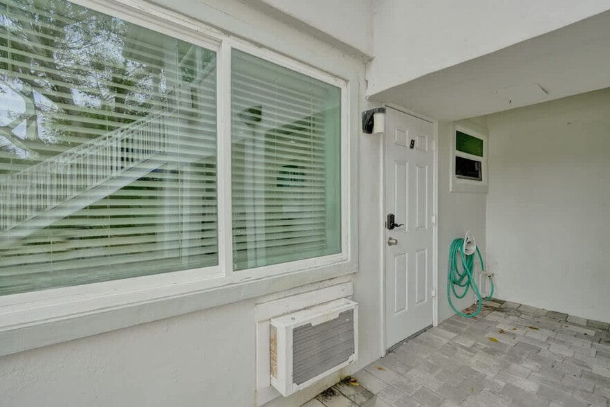 Building Photo - 906 N Riverside Dr