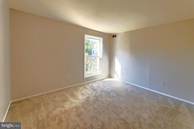 Building Photo - 11915 Parklawn Dr