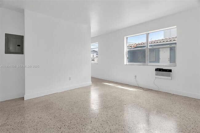 Building Photo - 644 SW 10th St