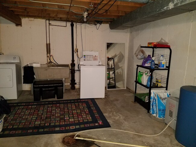 full basement w/ washer & dryer - 4904 Farwell St