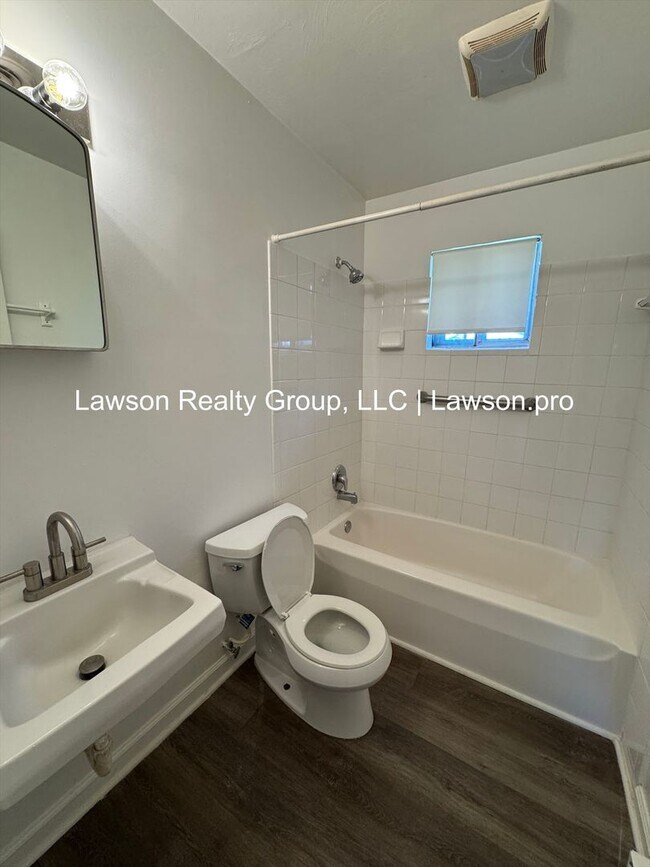 Building Photo - Moran 623-625