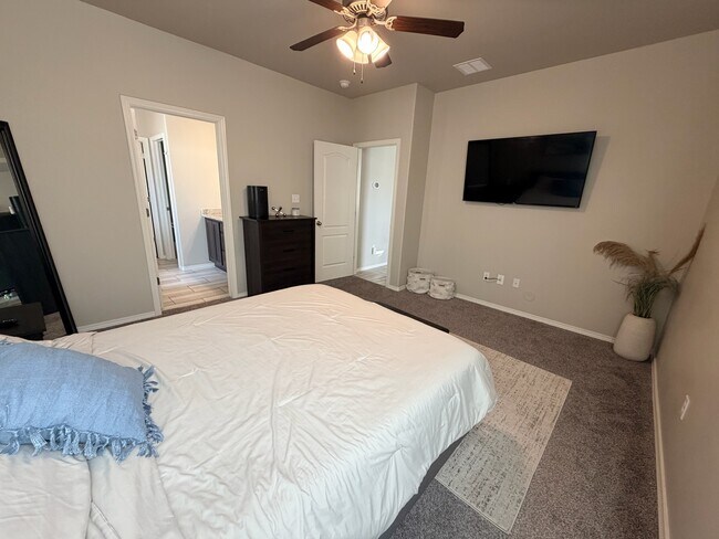 Building Photo - 1418 Santa Thomas St