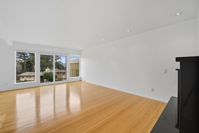 Building Photo - 805 Foerster St