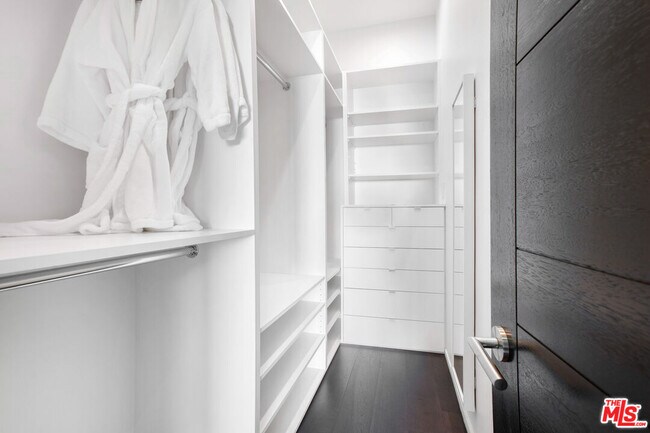 Building Photo - 454 N Sweetzer Ave