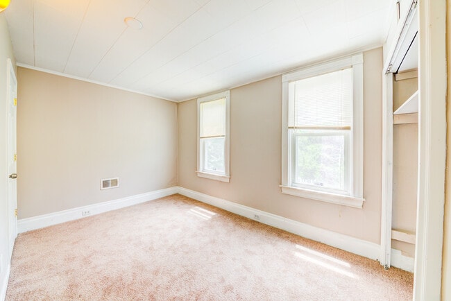 Building Photo - 1008 E Warrington Ave