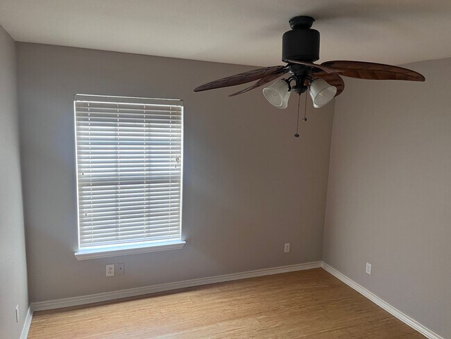 Building Photo - Beautiful 3 bed/2 bath home in West Sherman!