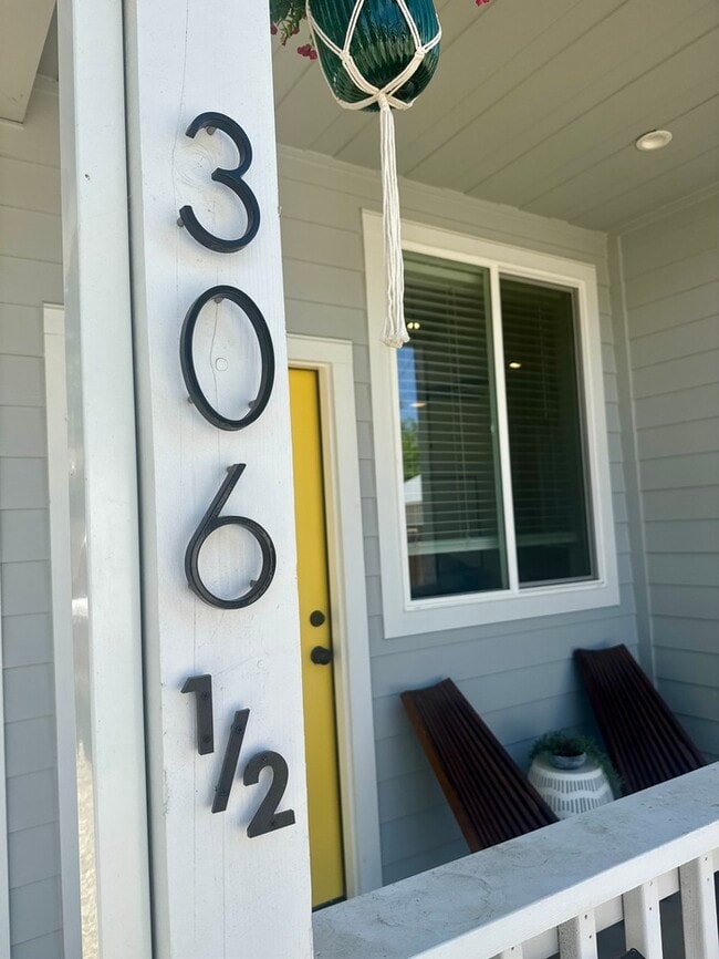 Building Photo - Adorable and updated furnished home in Fol...