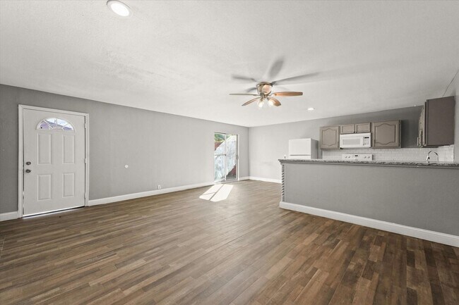 Building Photo - 927-929 S Rosemont Ave