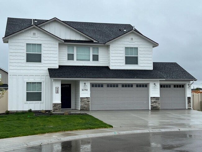 Building Photo - 4-bedroom dream home with a dedicated offi...