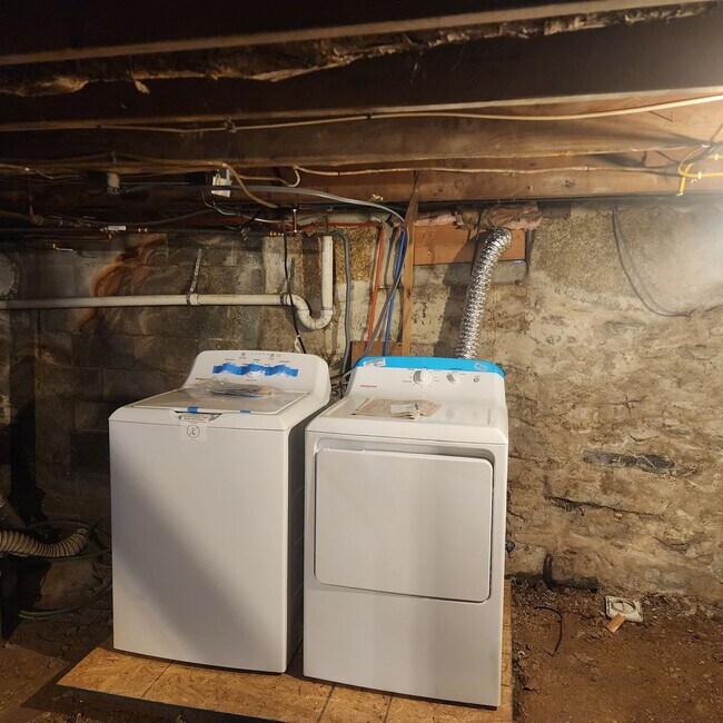 Building Photo - 4BR/1BA Home In East Haddam