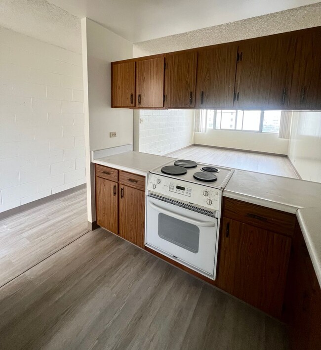 Building Photo - 1 Bedroom at Likini West* Parking * New Fl...