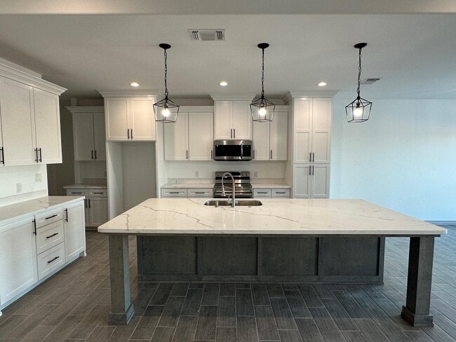 Building Photo - 609 Enchanted Way