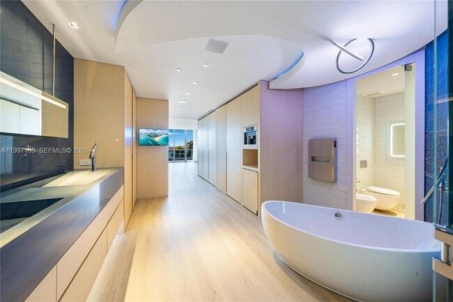 Building Photo - 5959 Collins Ave