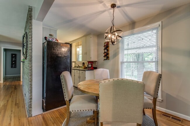 Building Photo - Crieve Hall Ranch with Studio