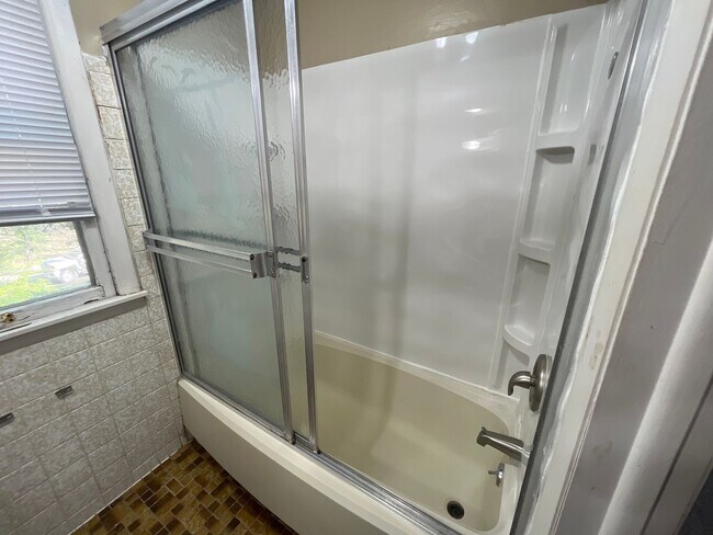 Building Photo - 4 bedroom, 2 bathroom home in the peaceful community of Mahtomedi access to White Bear Lake