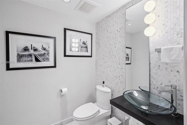 Building Photo - 200 Biscayne Blvd Way