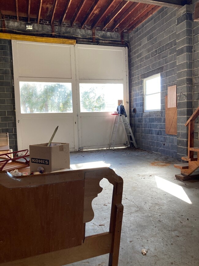 Building Photo - 203 Oakvale Rd