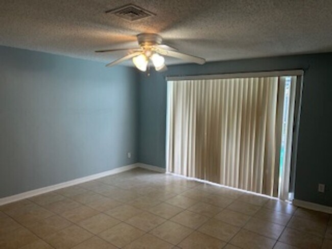 Building Photo - Beautiful 3 bedroom, 2 bath pool home in a...