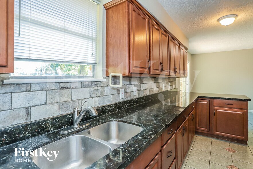 Building Photo - 16635 David Glen Dr