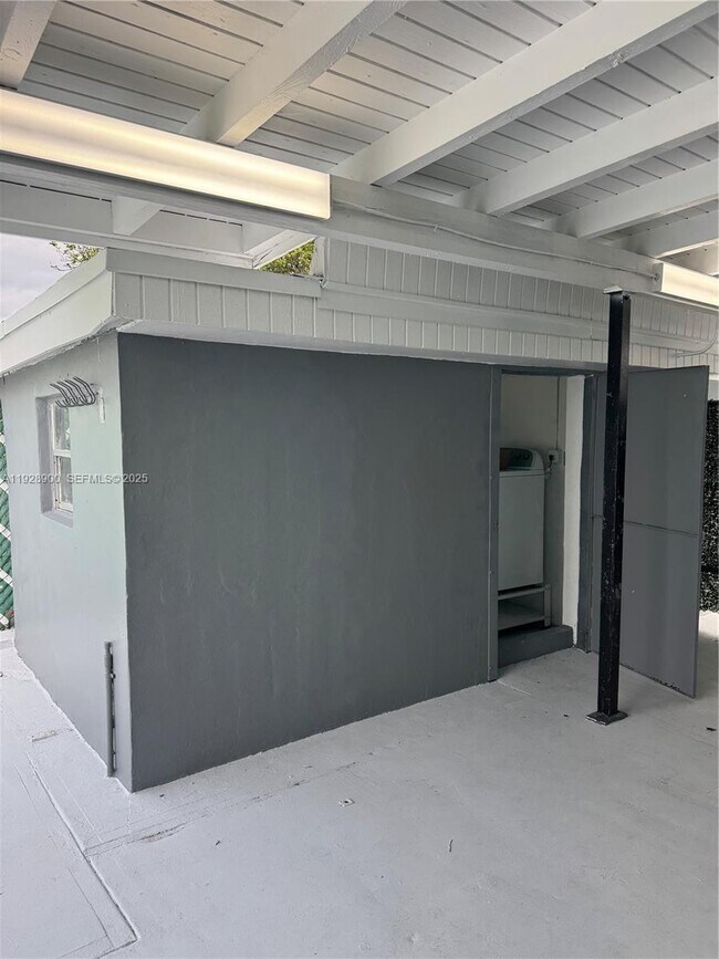 Building Photo - 881 Hialeah Dr